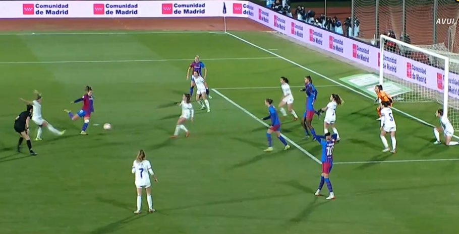 Alèxia a punt de colpejar la pilota que travessarà un bosc de cames i serà el gol de la victòria. Oshoala, amb les mans al cap, encara es lamenta del seu xut al pal que acaba amb el remat d'Alèxia