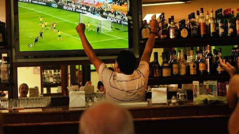 La Policia detecta 166 bars a tot Espanya que emetien per TV la Lliga de futbol il·legalment