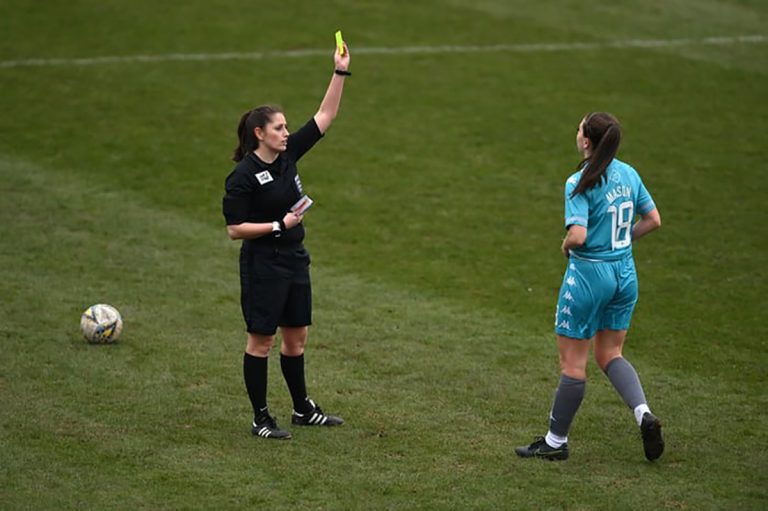 Les àrbitres s’expliquen: “Som l’únic estament no professional de la lliga femenina”