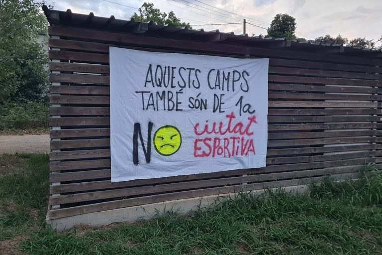 Veïns de Vilablareix pagesos i naturalistes recullen firmes en contra de la ciutat esportiva del Girona