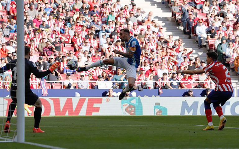 L’Espanyol sobreviu al joc agressiu de l’Atlético (1-1) tot i jugar una hora amb deu