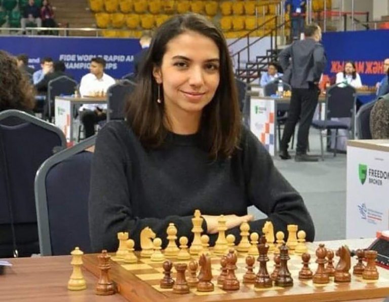 La Gran Mestra iraniana d’escacs, Sara Khadem, es treu el vel per jugar el Mundial al Kazakhstan