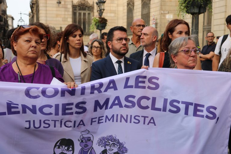 Mig miler de persones es concentren a la plaça Sant Jaume de Barcelona per donar suport a Jenni Hermoso